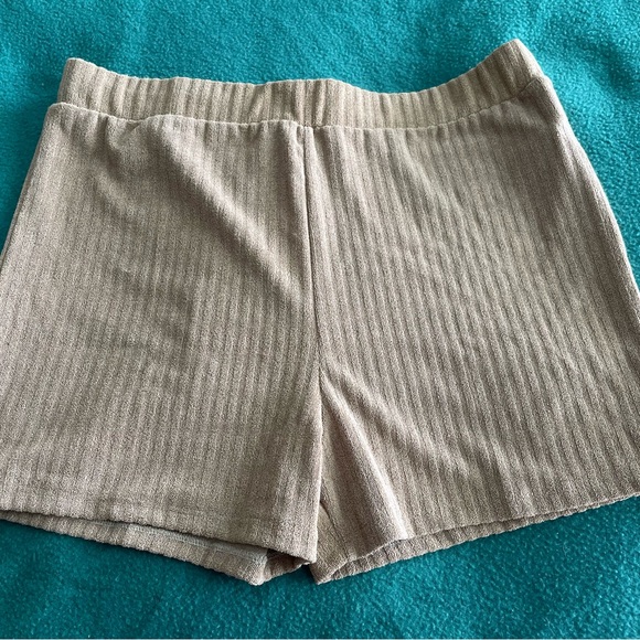 Kittenish Set Angelica Terry Cloth Shorts and Top - Picture 4 of 15